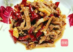 Illustration of how to make stir-fried meat with dry pepper 7