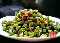 Illustration of how to stir-fry silkless beans with black bean sauce 8