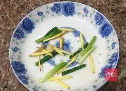 Illustration of how to make minced pepper fish 3