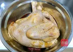 Illustration of how to make rice cooker baked chicken 1