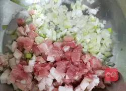 Illustration of how to make white radish, cornmeal and meat dumplings 6