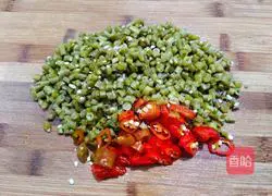 Illustration of how to stir-fry soaked cowpeas with oil residue 2