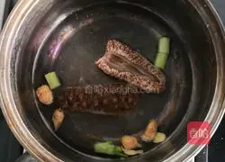Illustration of how to make steamed pork ribs with sea cucumber 1