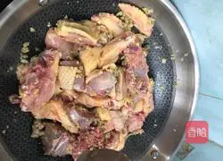 Illustration of how to make Hakka fried chicken with wine 3