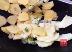 Illustration of how to cook potato slices with pork skin 6