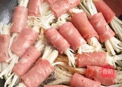 Illustration of how to make bacon rolls with enoki mushrooms 9