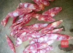 Illustration of how to make fried celery intestines 3