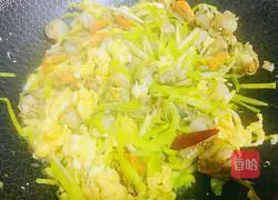 Illustration of how to make scrambled eggs with scallops and garlic sprouts 7