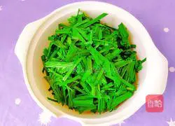 Illustration of how to stir-fry leeks and shrimps 3