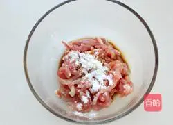 Illustration of how to make celery and lean meat with fried potatoes 2