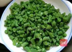 Illustration of how to stir-fry silkless beans with black bean sauce 3