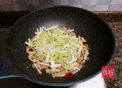 Illustration of how to make fried shredded pork with chives 8