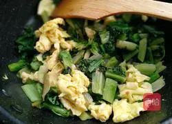 Illustration of how to make scrambled eggs with lettuce and vegetables 8