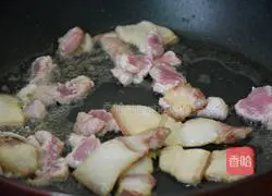 Illustration of how to make fried pork with baby cabbage 5