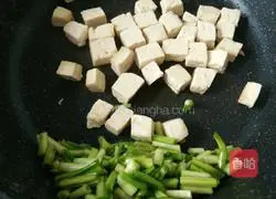 Illustration of how to stir-fry tofu with green garlic sprouts 5 