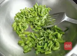 Illustration of how to make appetizing spicy diced cabbage stalks 5