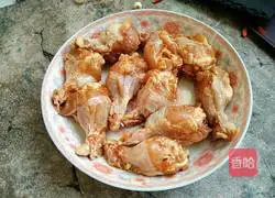 Illustration of how to make cumin chicken wing roots 5