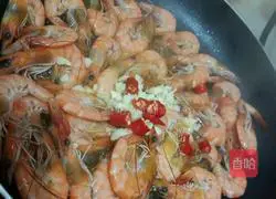 Illustration of how to stir-fry spicy shrimps with mushrooms and sausage 4