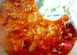 Illustration of how to make chicken with sour bamboo shoots in red soup 11