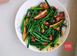 Illustration of how to stir-fry ham, garlic sprouts and meat 7