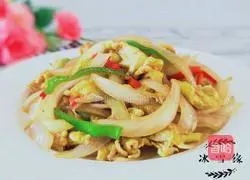 Illustration of how to make fried onions and eggs 1