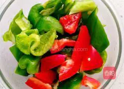 Illustration of how to stir-fry bacon with pepper 2