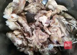 Illustration of how to make spicy stir-fried chicken wishbone 3