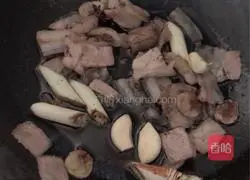 Illustration of how to make pork, cabbage and potato stewed vermicelli 9