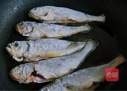 Illustration of how to make yellow croaker with salt, pepper and chives 2