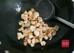 Onion Illustration of how to make diced green pepper chicken legs 7