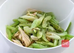 Illustration of how to make celery mixed with yuba 5