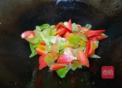 Illustration of how to make stir-fried sausages with lettuce, ginger, carrots 16