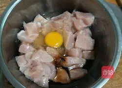 Illustration of how to make steamed pork with chicken breast powder 1