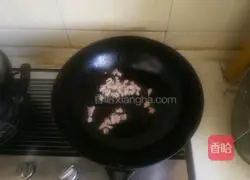 Illustration of how to stir-fry shredded pork with lettuce and green pepper 4