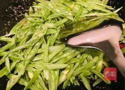 Illustration of how to make gluten-free bean shredded pork 12