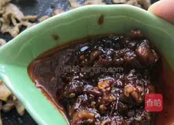 Illustration of how to stir-fry shredded pork with green bamboo shoots 5