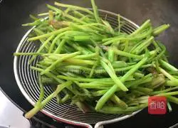 Illustration of how to make stir-fried meat with spinach stalks 4