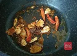 Illustration of how to make spicy shrimps in Qinxiang dry pot 11