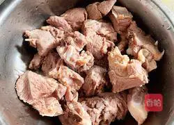 Illustration of home-style braised pork ribs 3