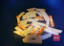 Illustration of Korean Spicy Stir-fried Potatoes and Chicken Feet 4