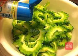 Dry Illustration of how to stir-fry bitter melon 1