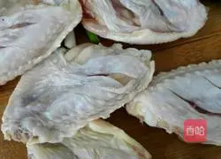 Illustration of how to make Chinese New Year chicken wings 1