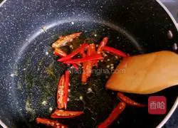 Illustration of how to make fried shredded pork with celery 13