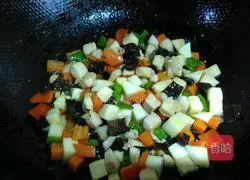 Illustration of how to make stir-fried diced chicken with colorful vegetables 9