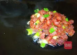 Illustration of how to make fried peas and sausage 7