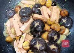 Illustration of how to make mushroom, chestnut and ham meat 12