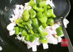 Illustration of how to make diced onions, green peppers and chicken legs 9