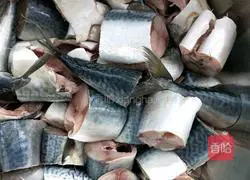 Illustration of how to stew mackerel in iron pot 1