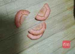 Illustration of how to make pepper cod and bacon rolls 2