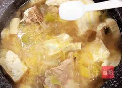 Illustration of how to stew big bones with pickled cabbage 14